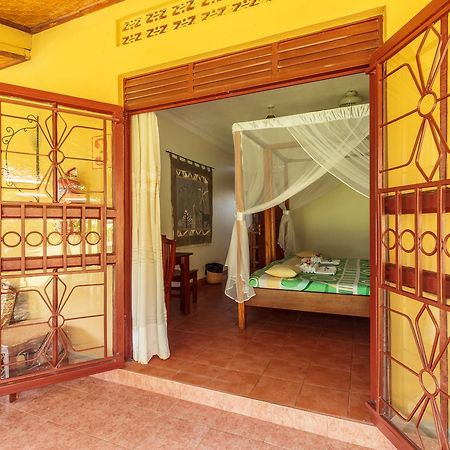 Airport Guesthouse Entebbe Exterior foto