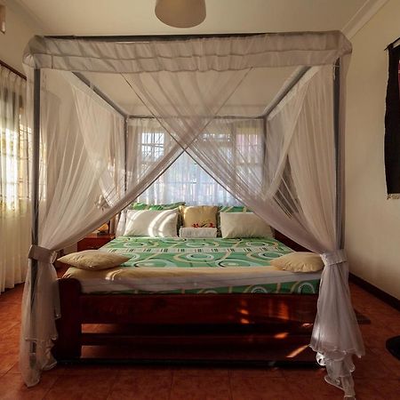 Airport Guesthouse Entebbe Exterior foto